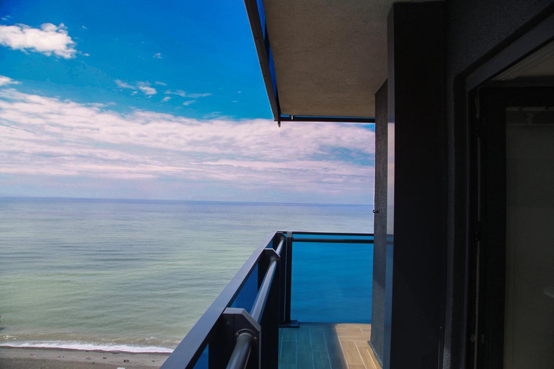 Luxury Beach Front Hotel Батуми Екстериор снимка