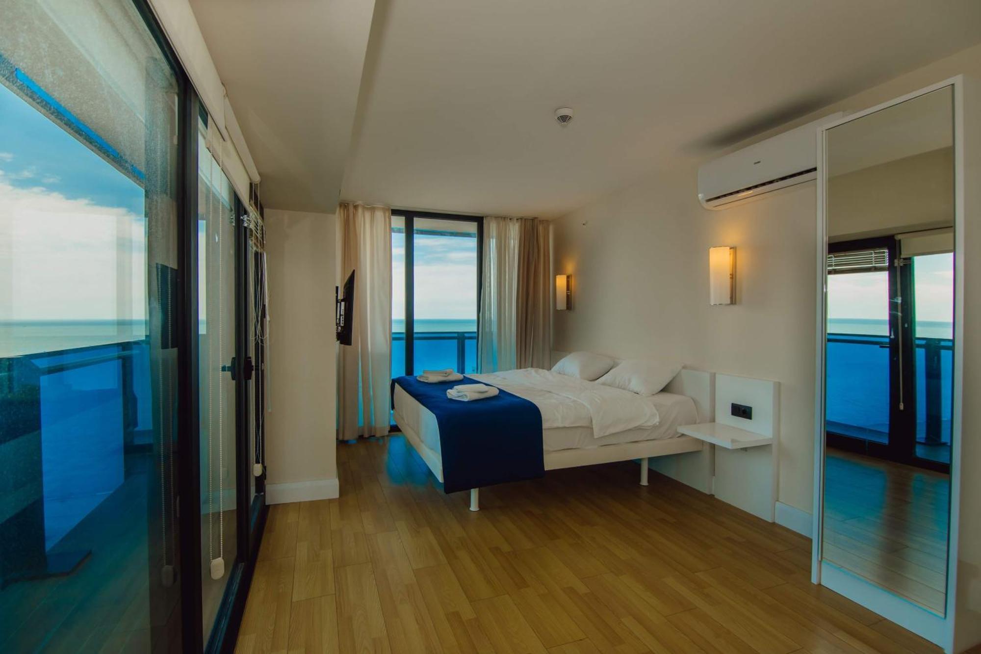 Luxury Beach Front Hotel Батуми Екстериор снимка
