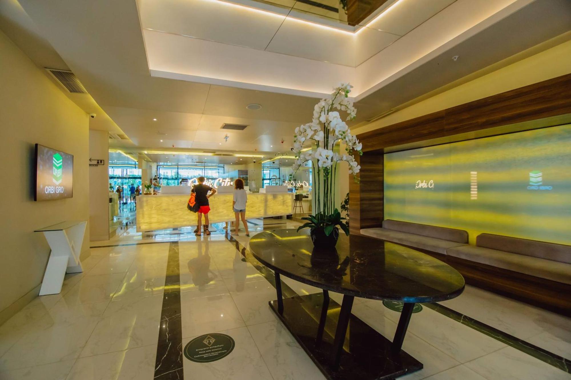 Luxury Beach Front Hotel Батуми Екстериор снимка