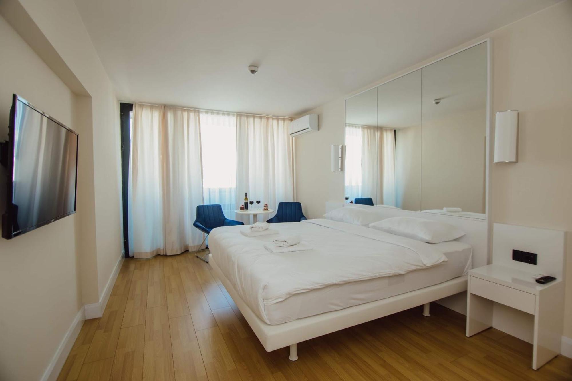Luxury Beach Front Hotel Батуми Екстериор снимка