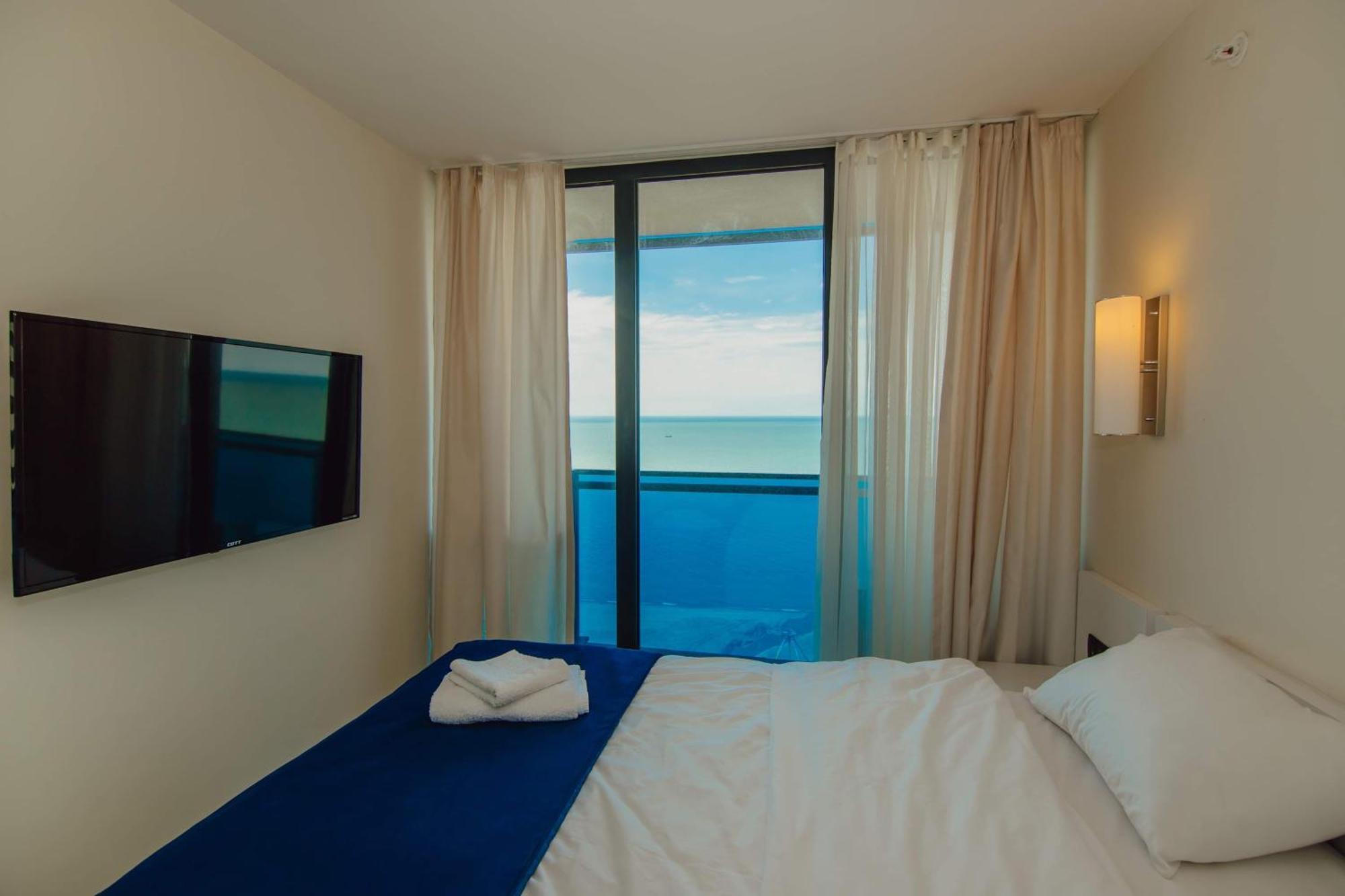 Luxury Beach Front Hotel Батуми Екстериор снимка